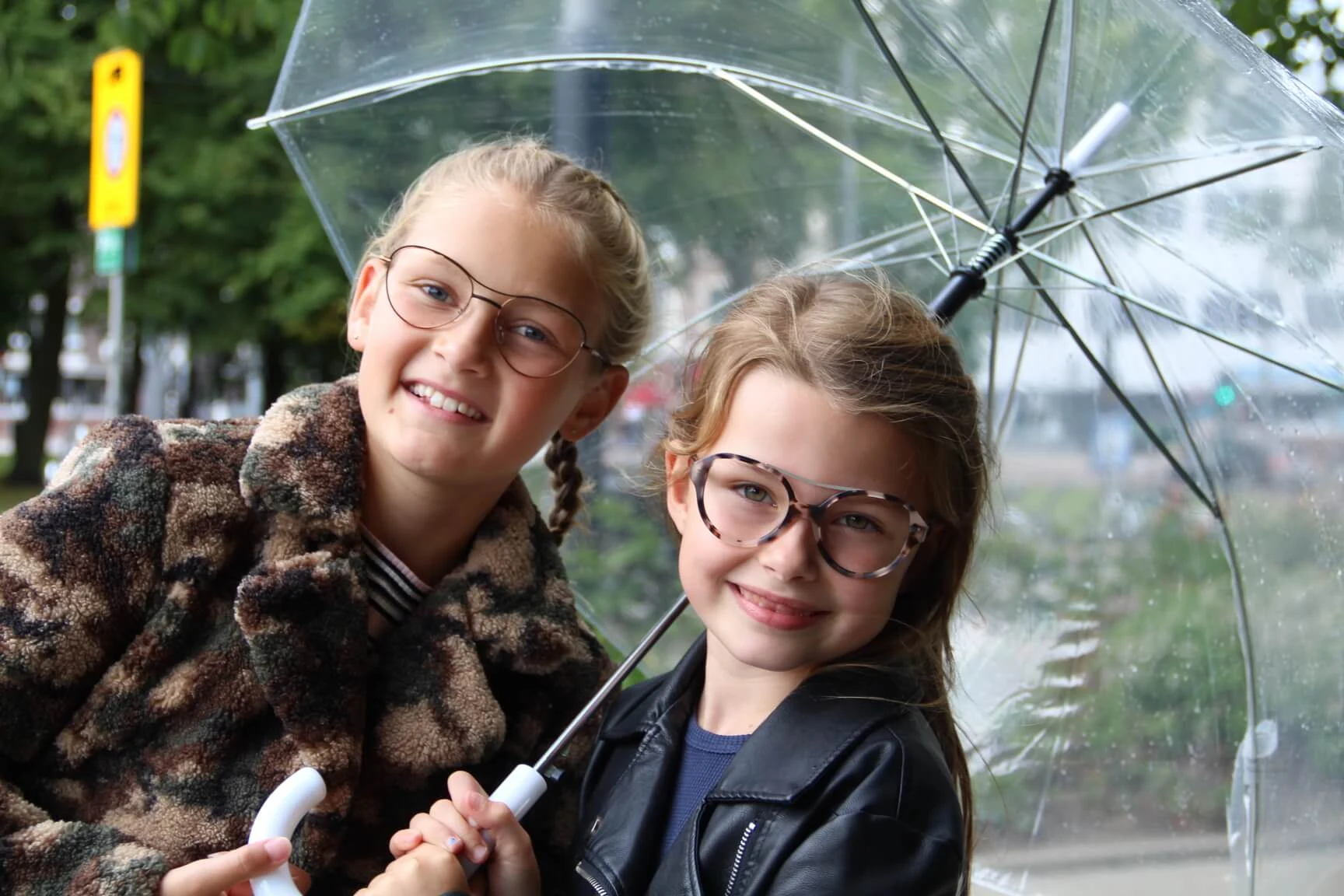 Twee lachende meisjes met kinderbrillen van Kidzz Eyezz