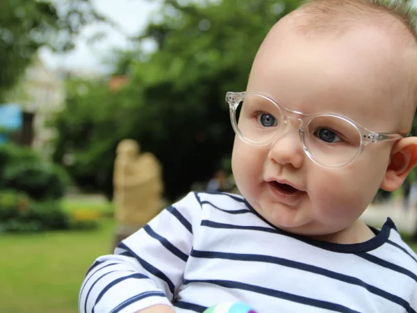 Baby met een babybril op sterkte