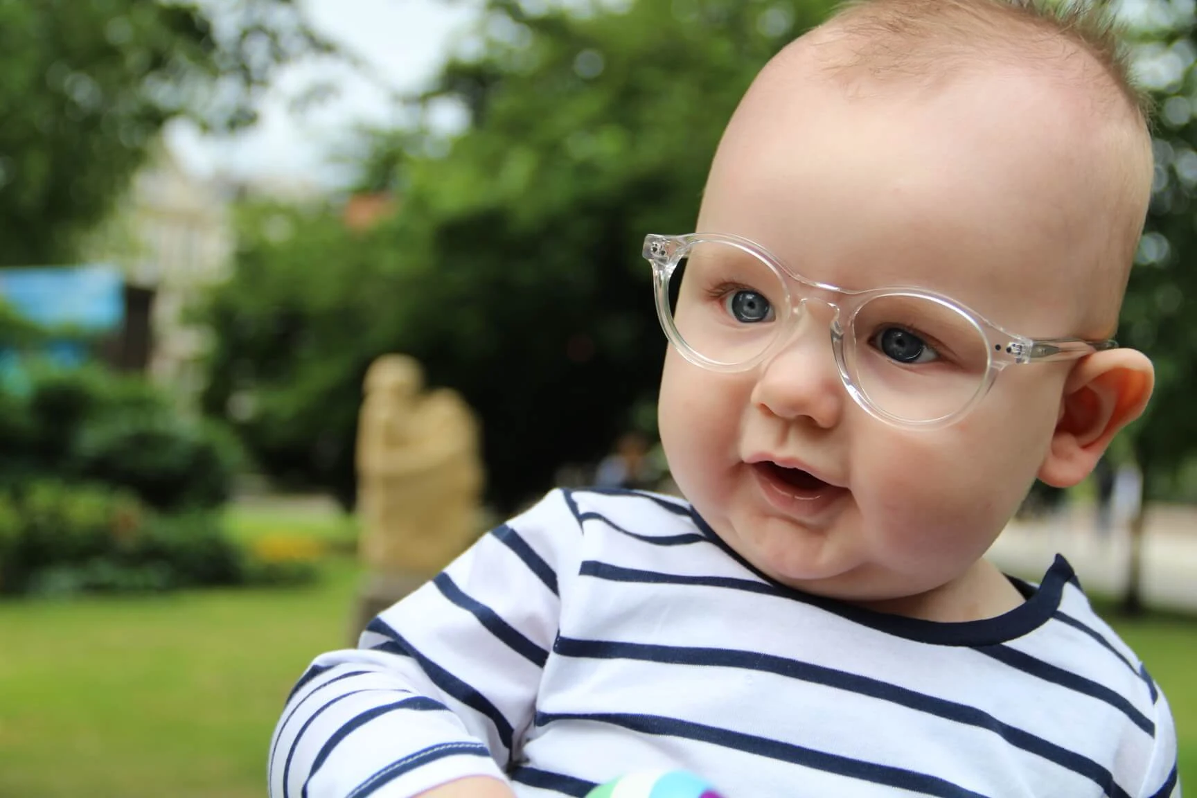 Baby met een babybril op sterkte