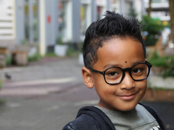 Jongen met een zwarte kinderbril