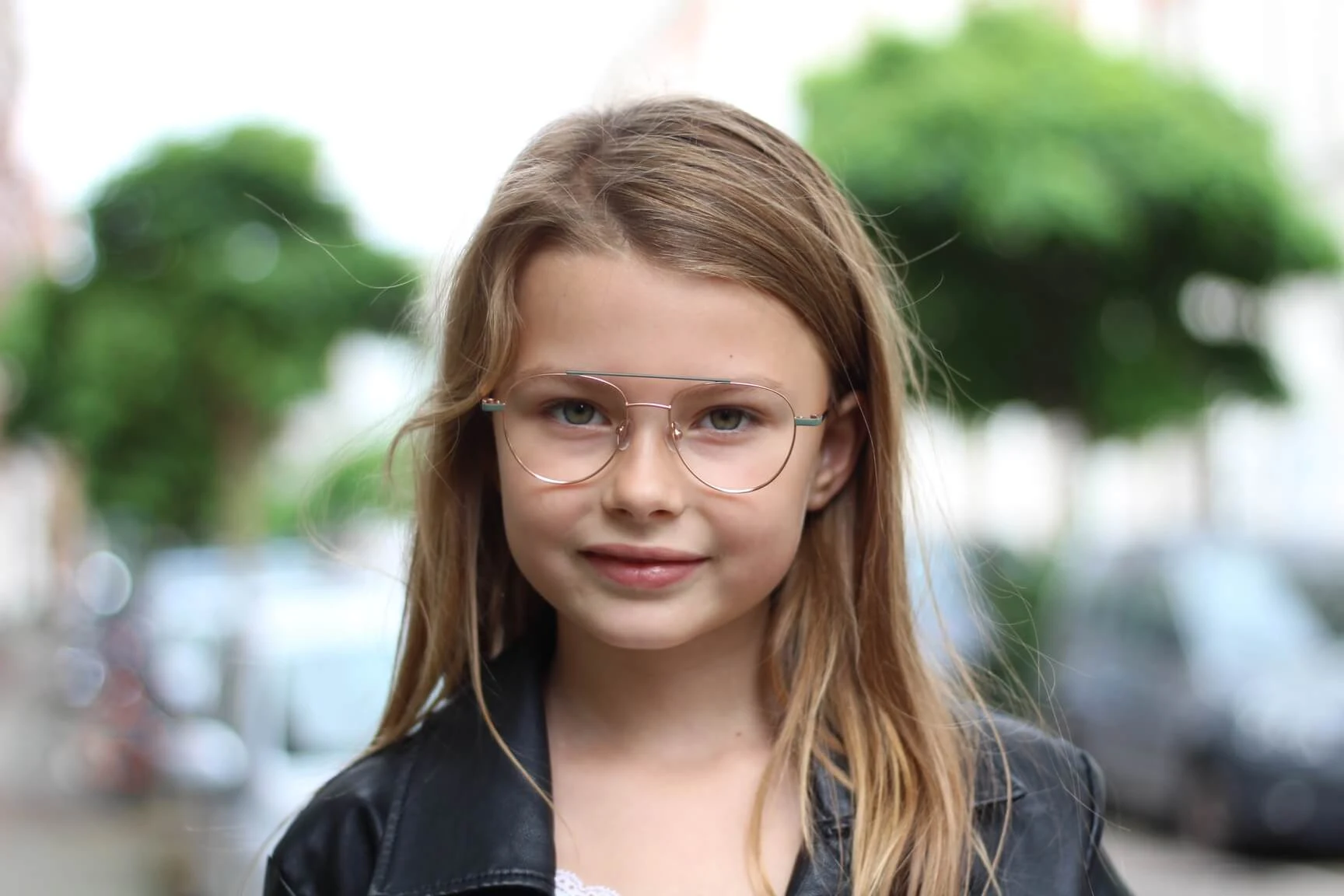 Meisje met een goed passende kinderbril